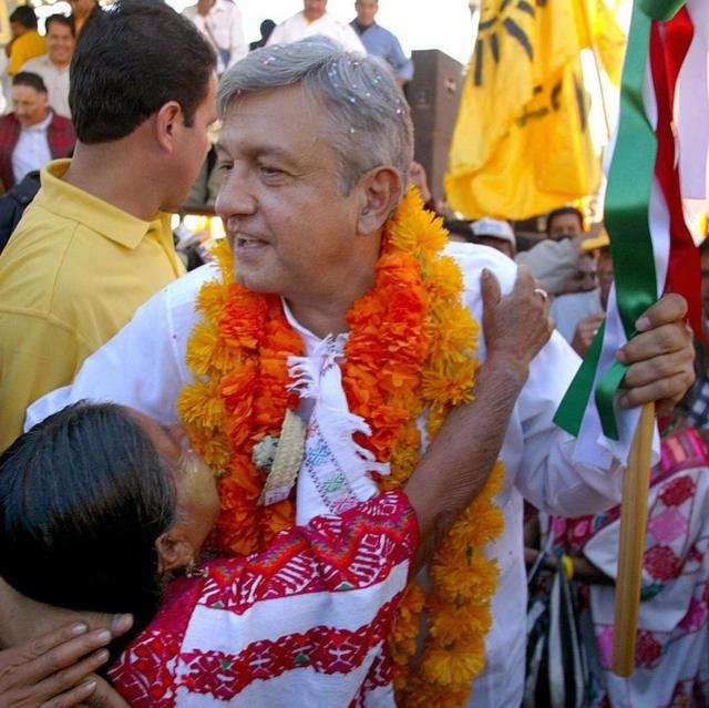 AMLO con adherentes