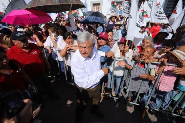 AMLO con sus partidarios.