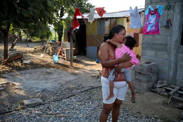 Mujer con bebé en situación de pobreza.