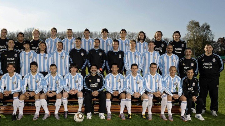 Diego Pozo (en el medio de Romero y Bolatti, de buzo negro) fue parte de la lista del mundial 2010.