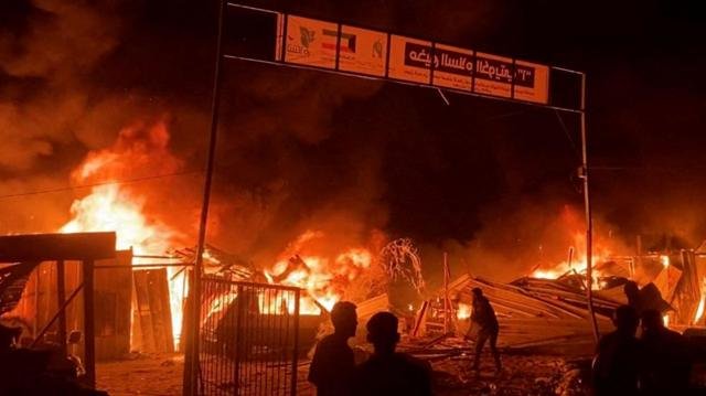 Fuego en el campo de refugiados de Rafah.