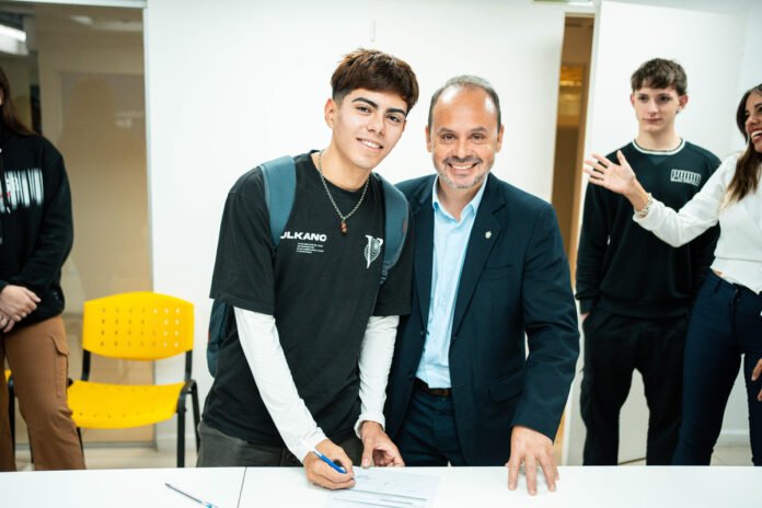 Programa de Inserción Laboral: jóvenes de entre 18 y 22 años firmaron su primer contrato de empleo formal