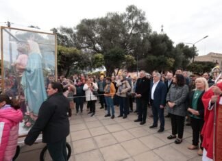 Villa Reducción: Llaryora participó de la procesión del Cristo de la Buena Muerte y anunció obras