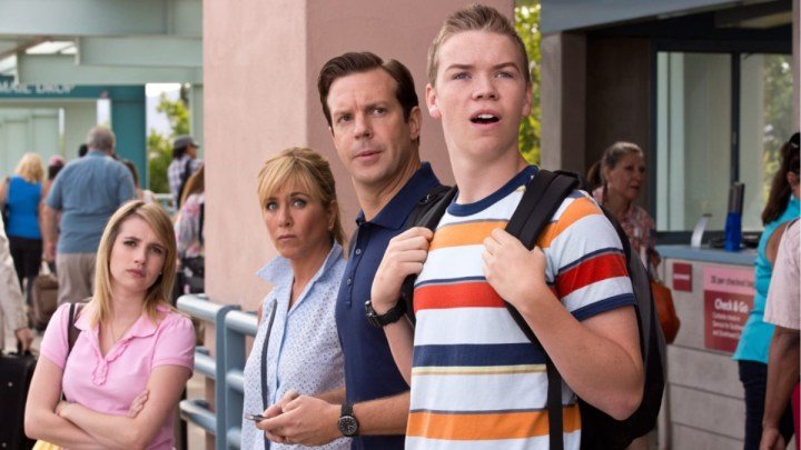 Una familia de cuatro miembros mira a la izquierda en We're the Millers.