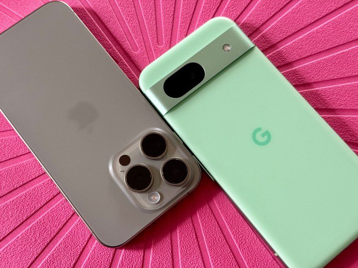 Módulos de cámara del iPhone 15 Pro (izquierda) y Google Pixel 8a.