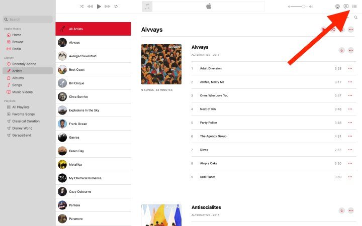 Una flecha que apunta hacia el botón de controles de reproducción expandidos en Música para macOS.