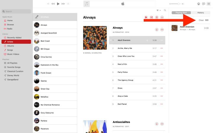 Una flecha que apunta a la opción Borrar en Música para macOS.