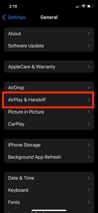 La opción AirPlay & Handoff resaltada en la aplicación Configuración de iOS.