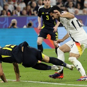 Video: el tremendo planchazo que no vio el referí de Alemania - Escocia