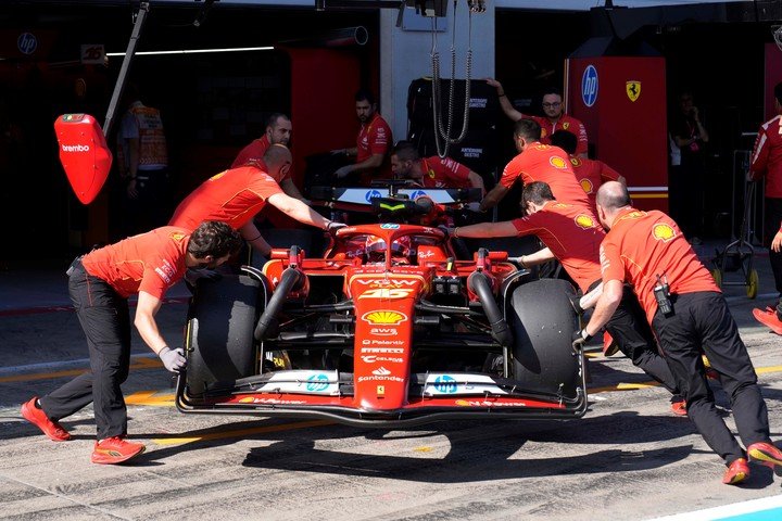 Leclerc ni siquiera llegó a abrir la vuelta en la última salida a pista. (AP)