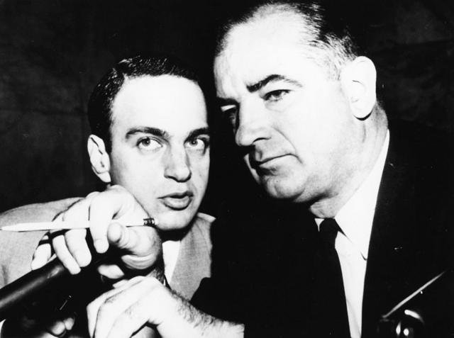 Roy Cohn con Joe McCarthy