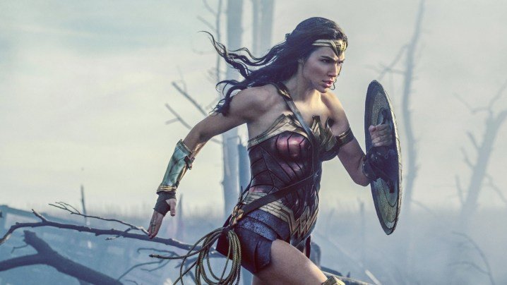 Wonder Woman corre en un campo de batalla en Wonder Woman.