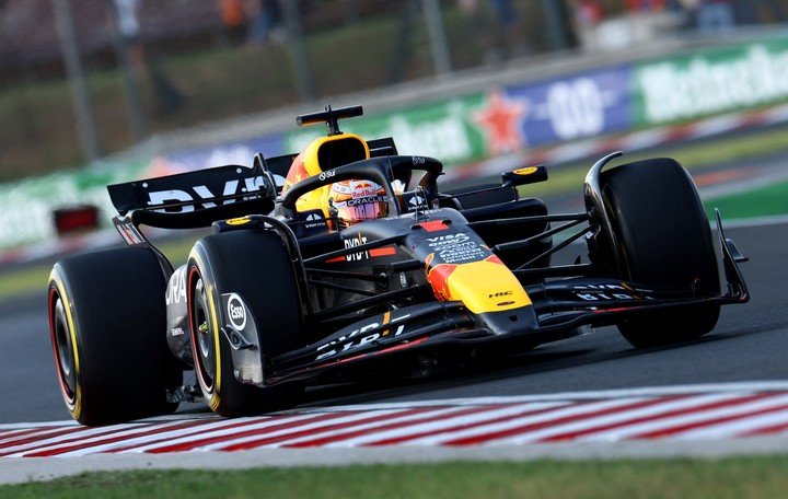 Max Verstappen, el líder de la F1, girando en Hungría.(REUTERS)