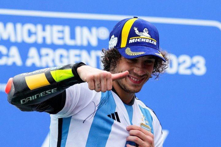 El italiano Marco Bezzecchi ganó el GP de Argentina en 2023 y celebró con la camiseta de la selección de fútbol. 