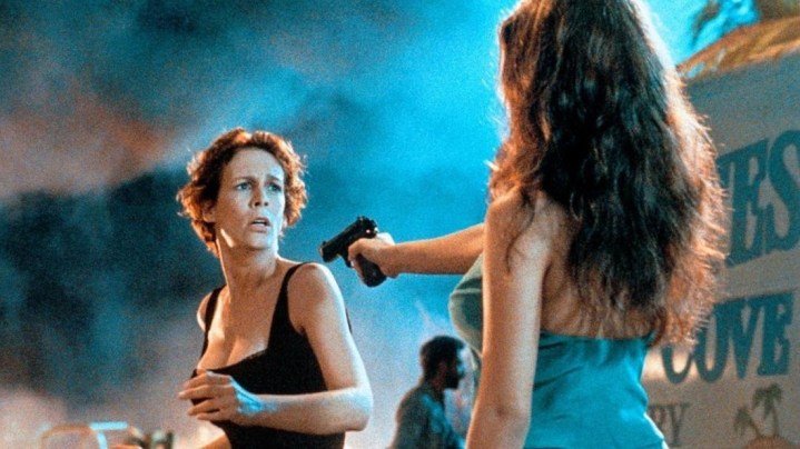 Una mujer apunta con un arma a otra mujer en True LIes.