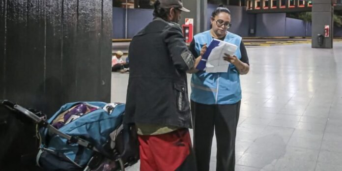 La Municipalidad brinda alojamiento y acompañamiento a personas en situación de calle: a dónde comunicarse para informar de vecinos y vecinas que precisen colaboración
