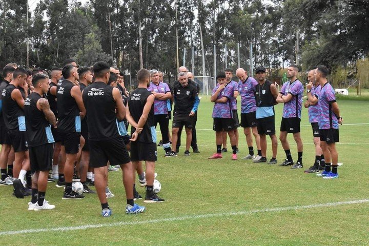 El entrenador comenzó su ciclo en Gimnasia después de tres partidos en Primera con Riestra.