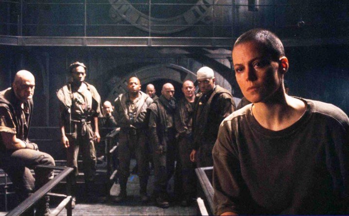 Ripley y un grupo de hombres se encuentran en Alien 3.