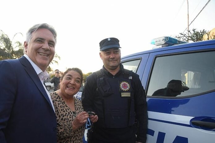 En Montecristo, LLaryora anunció obras y entregó créditos y escrituras