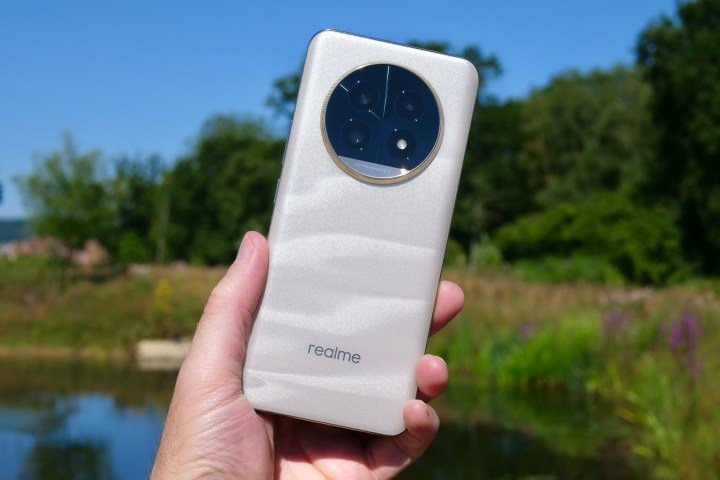 Una persona sosteniendo el Realme 13 Pro+.