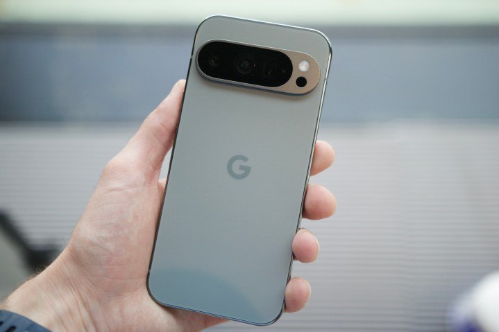 La parte posterior del Google Pixel 9 Pro en la mano de alguien.