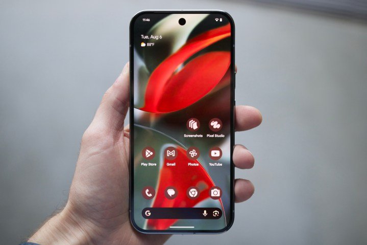 El Google Pixel 9 Pro con la pantalla encendida.