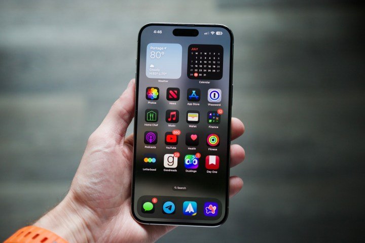 Un iPhone 15 Pro Max con iOS 18, mostrando su pantalla de inicio.