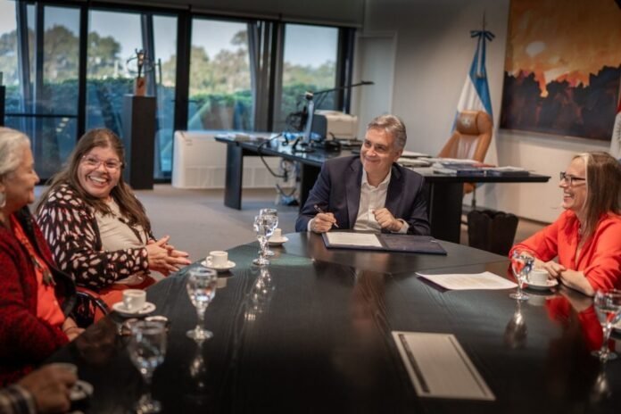 Llaryora recibió a representantes de los pueblos originarios