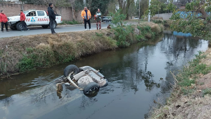 Perdió el control de su auto y volcó en un canal: el vehículo quedó sumergido en el agua