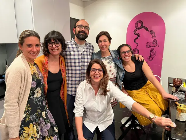 Tatiana Andia, sonriente durante una reunión con allegados. 