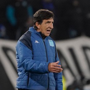 Aparecieron pasacalles a favor de Gustavo Costas cerca de la cancha de Racing