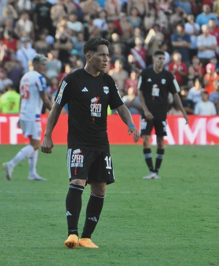 Cachete Acuña es nuevo jugador de Estudiantes de Río Cuarto.