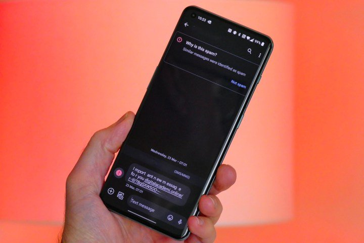 Un mensaje SMS de spam en un teléfono.