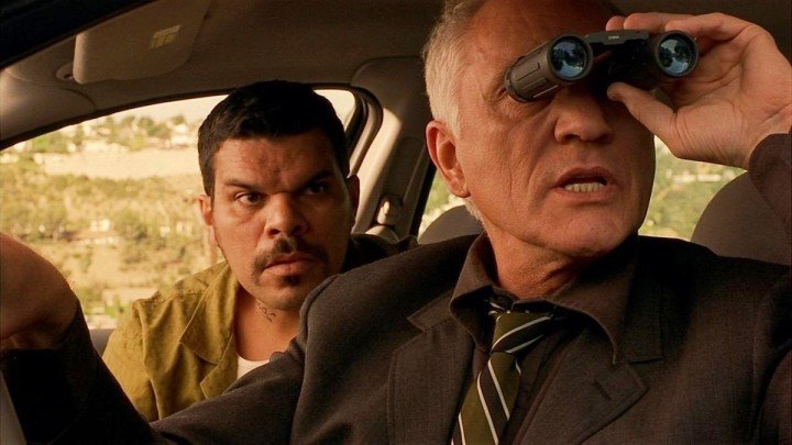 Dos hombres espían desde un coche en The Limey.