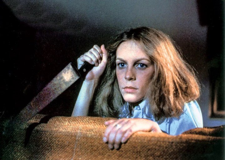 Laurie Strode espera con un cuchillo a Michael Myers en "Halloween" (1978).