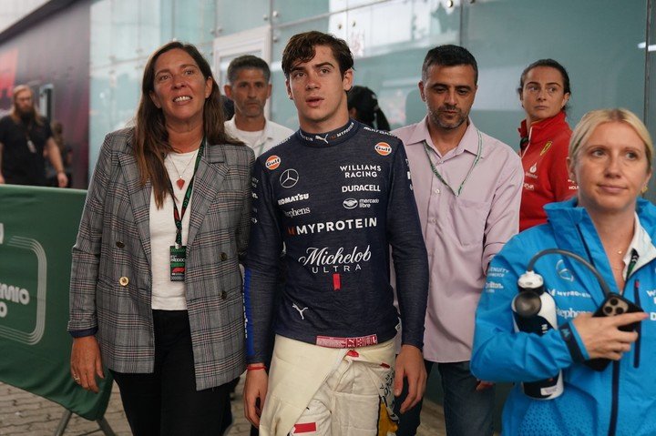 María Catarineu, la mánager de Franco Colapinto, junto al piloto en Brasil
Foto Juano Tesone / Enviado especial