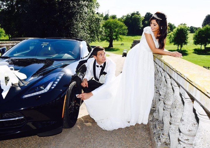 Dibu, en su casamiento, simula limpiar el Corvette con el vestido de Mandinha.