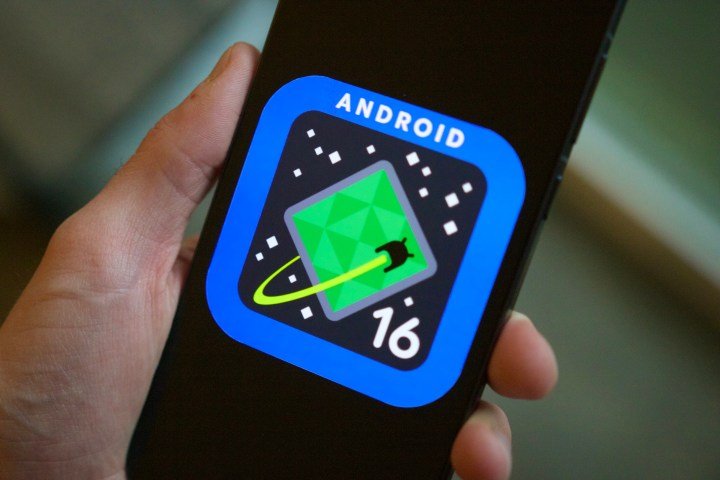 Alguien sosteniendo un teléfono que muestra el logotipo de Android 16 en su pantalla.