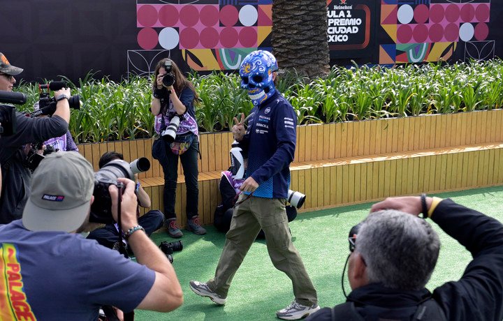 Colapinto, con una máscara bien mexicana de cara al GP azteca. (Photo by ALFREDO ESTRELLA / AFP)