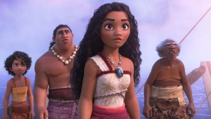 Moana y su nueva tripulación en Moana 2.