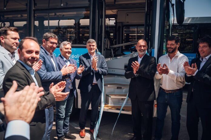 Passerini y Llaryora presentaron flamantes colectivos 0km a GNC: las unidades prestarán servicio en las líneas A, B y C de Tamse