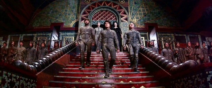 El elenco de Dune, de David Lynch, baja las escaleras.