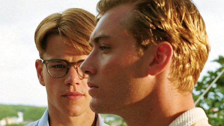 Un hombre se enfrenta a otro hombre en The Talented Mr. Ripley.