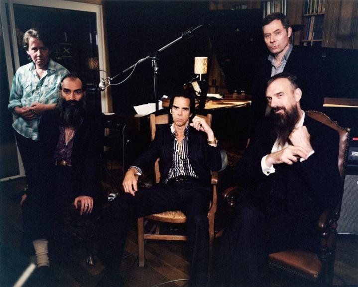 Nick Cave posa con su banda.