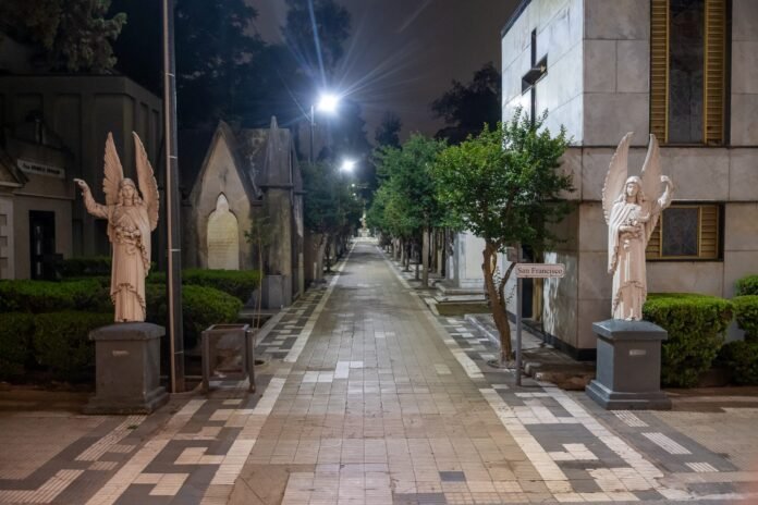 Con nueva luminaria, el cementerio San Jerónimo continúa su puesta en valor