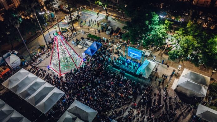 El Árbol Navideño de la Economía Circular ya brilla en la Plaza de la Intendencia