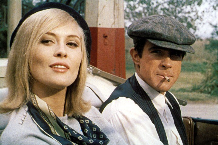 Faye Dunaway y Warren Beatty se sientan juntos en un coche en Bonnie and Clyde.
