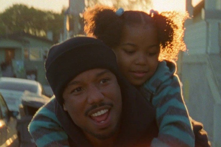 Michael B. Jordan lleva a una niña en su espalda en la estación de Fruitvale.