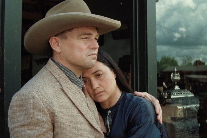 Lily Gladstone abraza a Leonardo DiCaprio en Killers of the Flower Moon.
