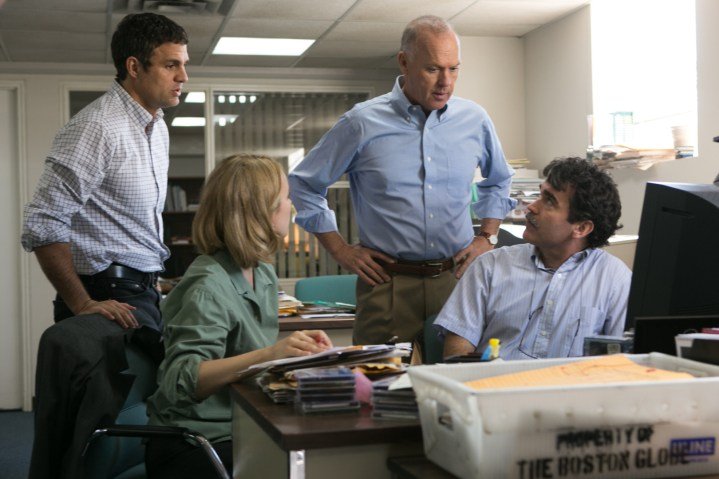 Michael Keaton de pie en una oficina de la sala de redacción en Spotlight.